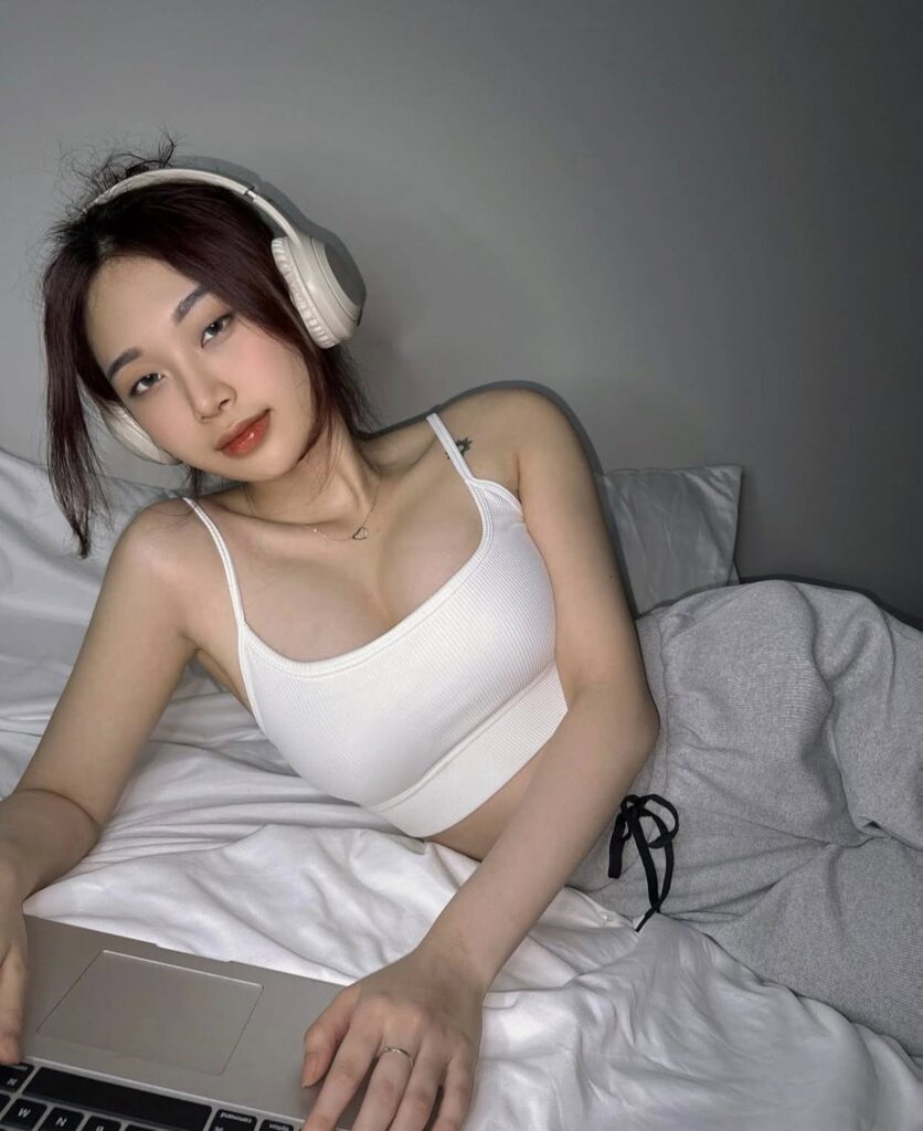 Ảnh Gái Xinh Mặc Áo Yếm Góc Khuất Và Hệ Lụy Của Trào Lưu Mạng Xã Hội